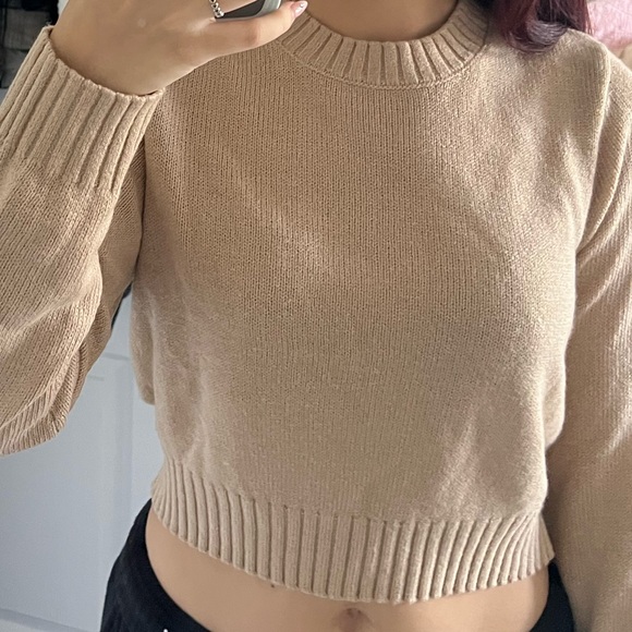 H&M BEIGE CROPPED LONG SLEEVE SWEATER - Picture 2 of 9